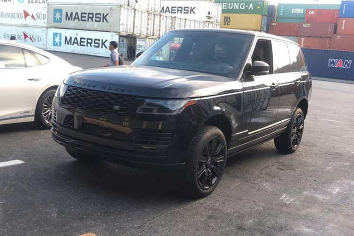 Sau những chiếc SUV hạng sang Range Rover HSE đời 2018 với màu đỏ nho và màu sơn trắng cập bến trước đó, một công ty nhập khẩu tư nhân tại Hà thành vừa "khui công" một chiếc thuộc phiên bản Black Design được cho đầu tiên cập bến thị trường Việt Nam theo dạng nhập khẩu tư nhân.