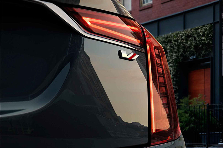 Về động cơ, CT6 V-Sport thuộc dòng ''V'' hiệu năng cao của hãng xe sang Mỹ, xe mạnh 550 mã lực và mô-men xoắn cực đại 850Nm tại dải vòng tua máy từ 3.200 - 4.000 vòng/phút nhờ động cơ V8 DOHC dung tích 4.2L tăng áp kép (twin-turbo).