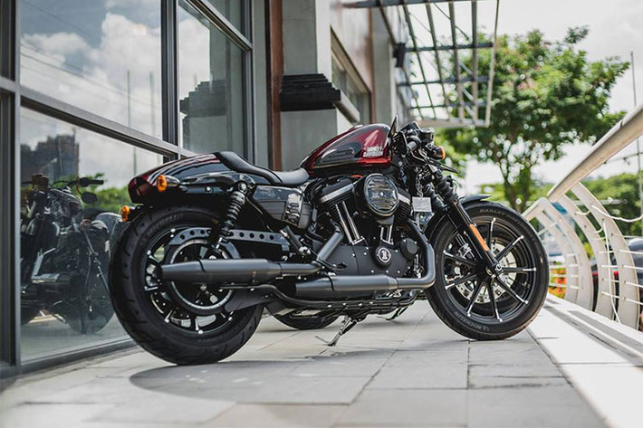 Chiếc Iron 883 được độ thành cafe racer chính hãng với số lượng giới hạn này đã được tùy chỉnh hiệu suất cao giúp cho người sở hữu mang phong cách khác lạ hơn so với những chiếc xe nguyên bản. Mẫu xe này từng được chào giá chính hãng khoảng 469 triệu đồng tại Việt Nam.