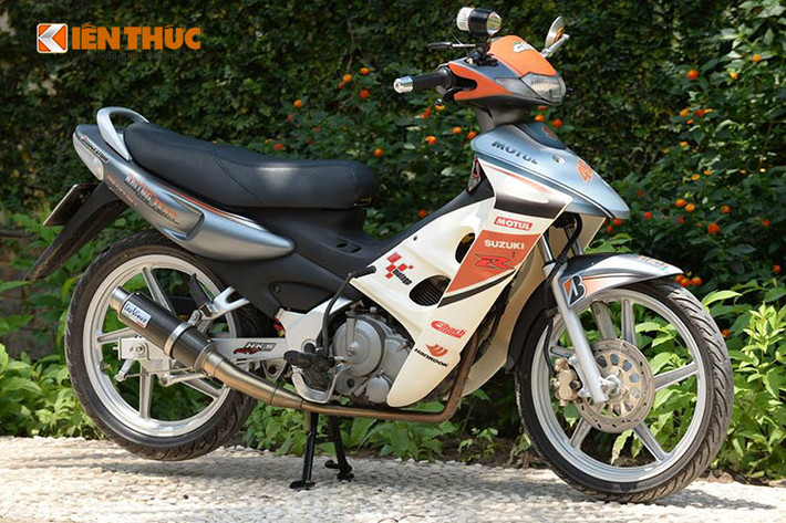 Xe máy Suzuki FX 125 xuất hiện tại Việt Nam vào cuối năm 1997, thị trường khi đó chủ yếu vẫn là các dòng xe 100cc như Suzuki Viva, Honda Dream, Yamaha Crystal... Việc sở hữu một chiếc Suzuki FX nghiễm nhiên được xếp vào hàng "dân chơi" thời bấy giờ.
