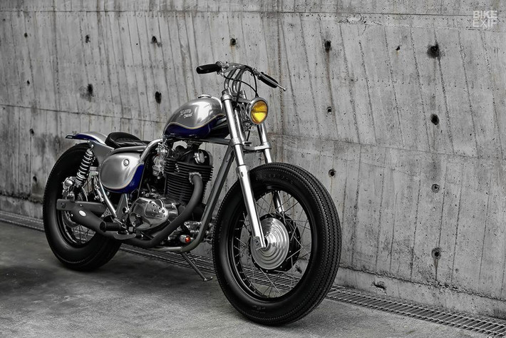 Chiếc xế nổ Kawasaki Estrella 250 mới đây đã được các thợ độ xe Đài Bắc, Đài Loan làm mới lại mang tên Max Ma lột xác hoàn toàn. Khá khó để nhận ra chiếc xe nguyên bản khi mà các tay độ này chỉ giữ lại cục máy cùng với ốp hông nguyên bản của chiếc xe.