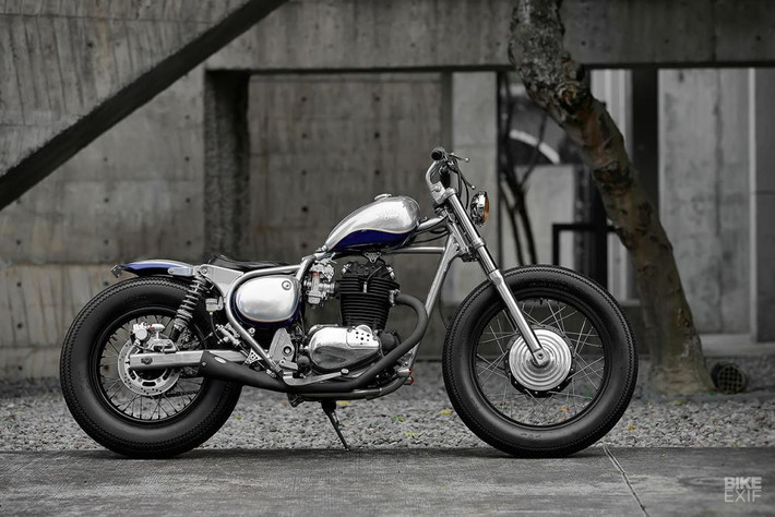 Bản độ Kawasaki Estrella 250 lựa chọn là dáng độ Bobber khá dị với điểm chủ đạo là bình xăng giọt nước, dè ngắn, yên solo cùng tay lái cao.