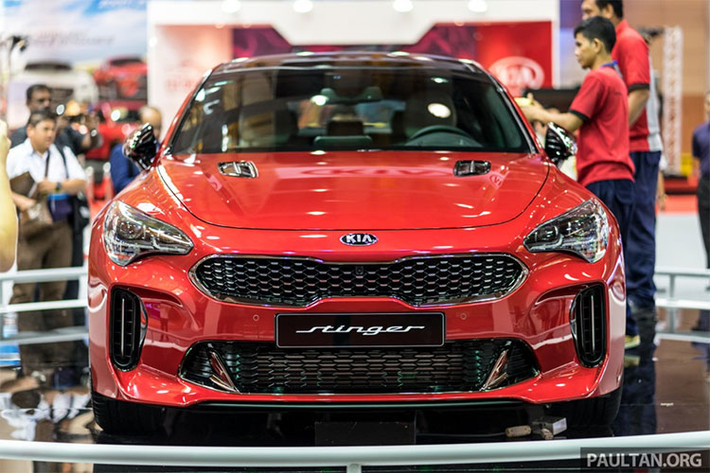 So với phiên bản concept, chiếc xe vẫn giữ lại được một số chi tiết thiết kế. Cụ thể phần đầu xe của Stinger GT không kém phần thể thao với hai hốc gió lớn nằm dưới đèn pha và hai khe gió trên nắp ca-pô. Lưới tản nhiệt được thu nhỏ lại và kéo dài ra nhằm tạo cảm giác thể thao hơn.