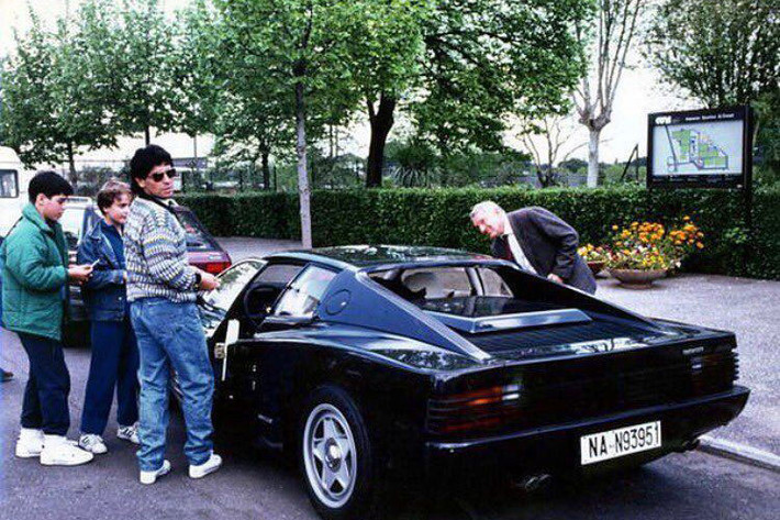 Dòng xe thể thao màu đen của Ferrari được đánh giá phù hợp với phong cách sống của huyền thoại bóng đá Arghentina. Siêu xe Ferrari Testarosa thường được Maradona sử dụng khi đến các tụ điểm giải trí.