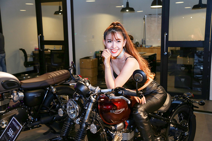 Đáng chú ý trên một số mẫu xe môtô Triumph mới có mặt tại Việt Nam còn sở hữu công nghệ điều chỉnh giảm xóc bán tự động, cài đặt chế độ lái offroad, trọng lượng xe nhẹ hơn nhờ ứng dụng công nghệ sợi carbon.