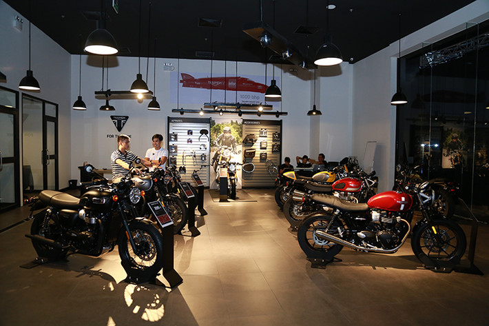 Các mẫu xe môtô Triumph 2017 đến tay khách hàng Việt Nam đều được trang bị nhiều công nghệ hiện đại giúp nâng cao trải nghiệm điều khiển xe trên nhiều địa hình xấu cũng như bảo vệ an toàn hơn cho người ngồi trên xe. Hệ thống điều khiển bướm ga điện tử Ride By Wire.