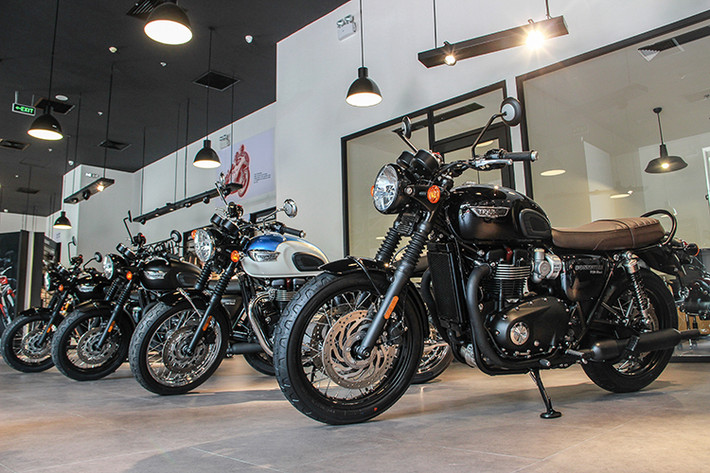 Xe môtô Triumph Anh quốc, một cái tên không quá xa lạ đối với những tín đồ đam mê môtô phân khối lớn. Tuy nhiên do trùng tên với một hãng thời trang "phụ kiện" làm đẹp đình đám của chị em phụ nữ, cái tên môtô Triumph được nhiều người chơi xe tại Việt Nam ví von bằng một cái tên khác - "đồ lót", ám chỉ những người đam mê thương hiệu môtô này.
