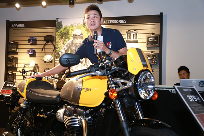 Đến Việt Nam, hãng xe máy Triumph mang gần như đầy đủ danh mục xe đang phân phối tại quê nhà với 15 mẫu. Đối với dòng xe cổ điển, giá bán bắt đầu từ 310 triệu đồng với Street Twin, cho đến 595 triệu đồng với Thruxton R. Dòng nakedbike bắt đầu từ 350 triệu đồng với Street Triple S, đến 699 triệu đồng với Speed Triple R.