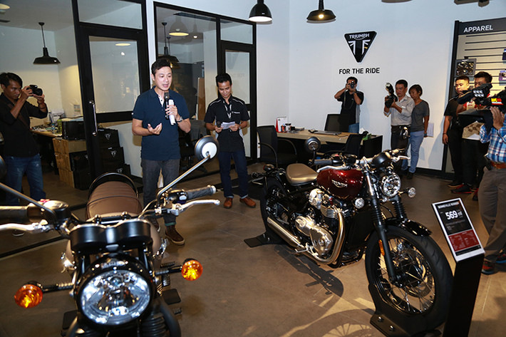 Cuối tuần vừa qua, showroom môtô phân khối lớn Triumph chính hãng tại Việt Nam đã chính thức khai trương tại TP HCM. Đây được xem là quyết định mà hãng xe môtô đình đám này nhằm “đánh gục” các cửa hàng phân phối tư nhân khi định giá các sản phẩm rất cạnh tranh với giá rẻ.