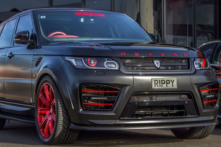 Range Rover Sport độ được bổ sung thêm đủ tấm chắn bên để khiến xe mất đi định nghĩa “gầm cao máy thoáng”. Nhưng chính những thứ như lưới tản nhiệt Revere đã khiến người ta muốn tránh xa nó.