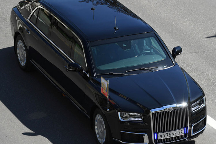 Chiếc limousine của Tổng thống Putin nằm trong dự án Kortezh, được phát triển từ năm 2012. Dự án này có tên gọi chính thức là "Unified Modular Platform" nhằm tạo ra một hệ phương tiện sang trọng bao gồm một chiếc limousine, sedan và minivan dựa trên nền tảng độc lập.