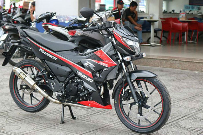 Theo Suzuki Việt Nam, giá xe Suzuki Raider R150 Yoshimura 2018 này được niêm yết ở mức 55,59 triệu đồng, trong đó xe nguyên bản có giá 49,99 triệu đồng và bộ phụ kiện Yoshimura có giá 5,6 triệu đồng.