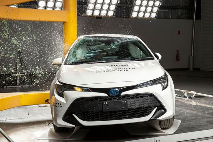 Ở hạng mục bảo vệ dành cho người lớn, chiếc xe Toyota Corolla 5 cửa đã xuất sắc ghi được 36,6 điểm trên tổng số 38 điểm (đạt 96%), với điểm tuyệt đối (8/8) trong các bài kiểm tra tác động bên và đâm xiên.