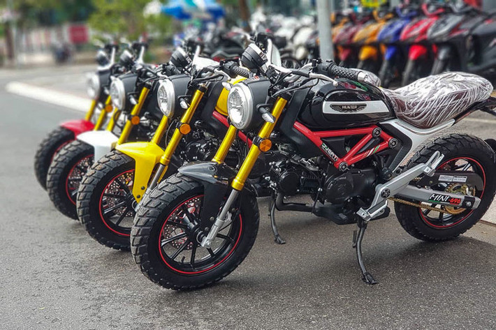 Về thiết kế, chiếc Hunter 110 vừa về Việt Nam đã "nhái" rất tỉ mỉ những đặc trưng của Ducati Scrambler phiên bản Icon. Nếu là người mới chơi xe máy, chắc chắn sẽ không phân biệt được đâu là bản gốc, đâu bản sao.
