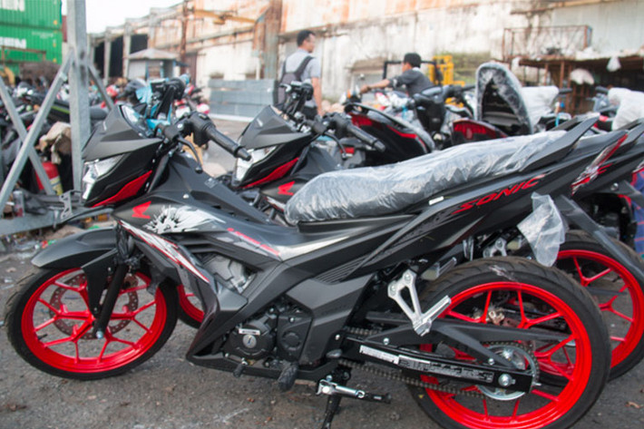 Thế hệ Honda Sonic 150R 2018 mới vẫn giữ kiểu dáng thiết kế underbone, tuy nhiên nhiều chi tiết trên xe đã được thay đổi so với trước đây. Sonic 150R sở hữu chiều dài 1.941 mm, rộng 669 mm và cao 977 mm. Trục cơ sở xe dài 1.275 mm. Trọng lượng của mẫu underbone này ở mức 114 kg.