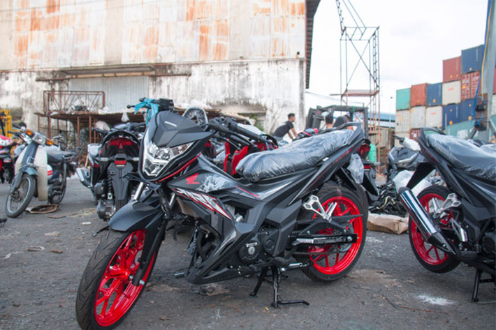 Sau khi ra mắt tại thị trường Indonesia, mẫu xe máy Honda Sonic 150R 2018 thuộc phân khúc côn tay cỡ nhỏ đã có mặt tại các đại lý bán xe máy tư nhân tại Việt Nam. Sonic 150R phiên bản mới đánh dấu sự trở lại của dòng xe đường phố từng rất được yêu thích của Honda tại Châu Á.