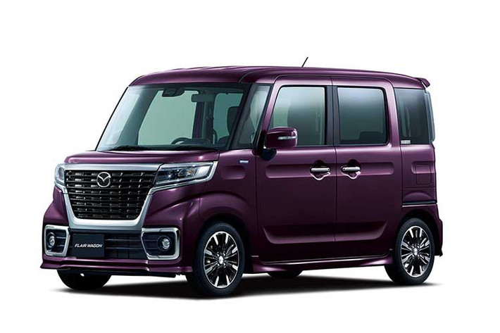 Mang hình thù khá lạ lẫm nhưng chiếc "xế hộp" Flair Wagon nhà Mazda này vẫn giữ được những đường nét đặc trưng của hãng như bộ lưới tản nhiệt dạng hình thang, đèn pha LED sắc sảo, lưới tản nhiệt là các khe hút gió lớn phủ sơn đen, thân xe là các đường gân lớn dập nổi.