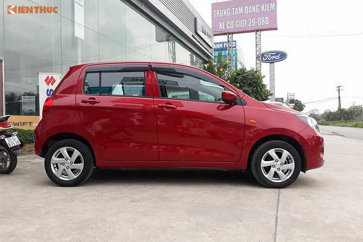 Với giá bán ra thị trường 359 triệu đồng cho phiên bản số tự động duy nhất, mẫu xe Suzuki Celerio mới hiện có giá thấp hơn phiên bản số tự động của "đối thủ" là Kia Morning tại Việt Nam. Tuy nhiên, sau 1 tháng bán ra, doanh số Celerio lại rất thê thảm so với đối thủ trực tiếp.
