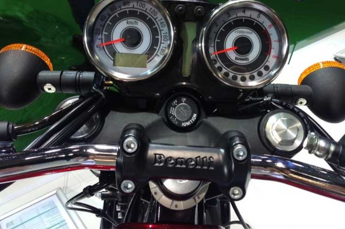 Ngay cả những chi tiết nhỏ nhất như bảng đồng hồ kép cũng đã được Benelli chú ý để đem tới cho chiếc xe vẻ ngoài cổ điển, nhã nhặn nhưng vẫn đầy đủ thông số, chi tiết giống như những mẫu xe môtô hiện đại khác.