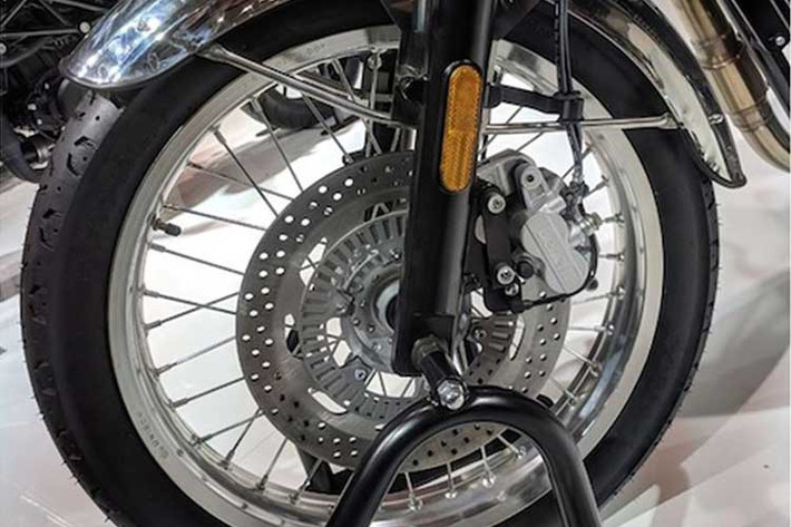 Chiếc xe được trang bị hệ thống phanh đĩa đơn cho cả 2 bánh được tích hợp sẵn ABS, vành nân kèm bánh căm. Ở phía sau, hãng xe máy Benelli cũng tặng kèm cho các khách hàng mua xe một cặp túi chứa đồ bằng vải chống nước có thể tháo rời.