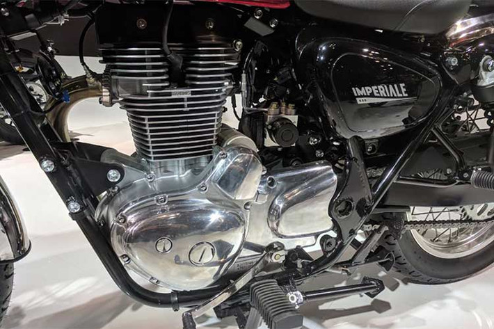 Cung cấp sức mạnh cho Imperiale 400 là khối động cơ SOHC 2 van xi-lanh đơn có dung tích 373,5cc, làm mát bằng không khí, 5 cấp số, có phun nhiên liệu điện tử để tăng hiệu năng và đáp ứng tiêu chuẩn Euro 4. Dù sở hữu dung tích lớn nhưng động cơ này lại có công suất khá khiêm tốn, chỉ 19PS tại tua máy 5.500v/ph.