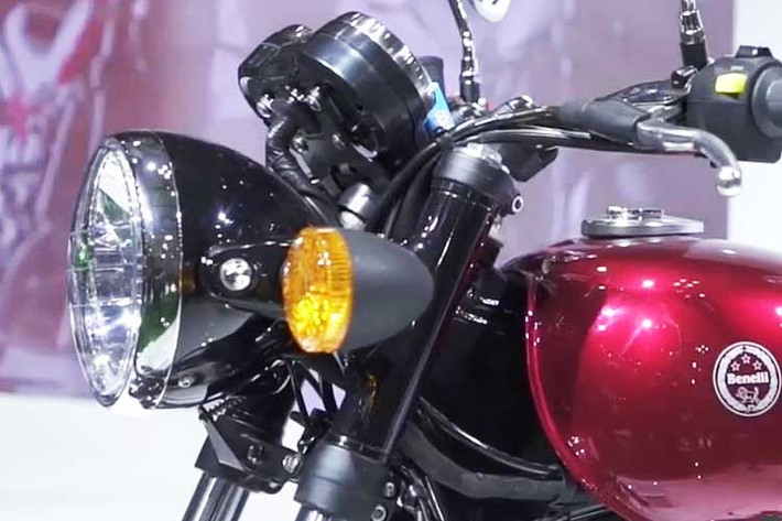 Ngoài thiết kế với kiểu dáng hoài cổ, khá giống với dòng xe đình đám Triumph Bonneville của hãng xe Anh quốc. Benelli Imperiale sởi hữu đèn pha chóa tròn, mang vẻ đẹp như những mẫu xe từ thập niên 70.