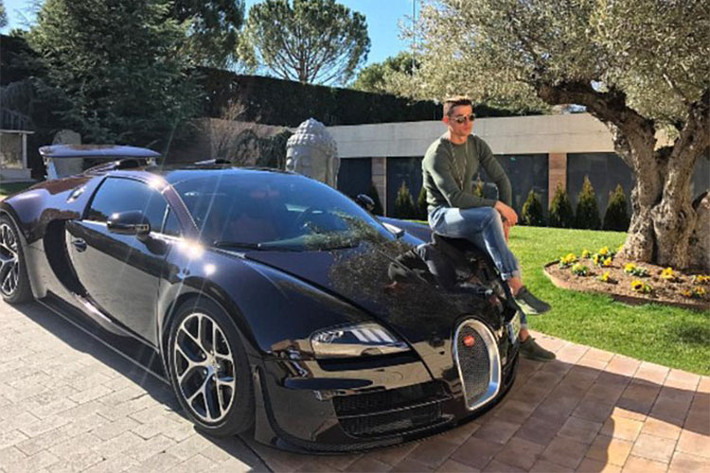 Một siêu xe Pháp khác mà Cristiano Ronaldo tậu về là Bugatti Veyron 16.4 Grand Sport Vitesse. Xe sử dụng động cơ 7,9 lít W16, công suất lên tới gần 1.200 mã lực, mô-men xoắn cực đại 1.500 Nm. Xe có thể tăng tốc từ 0-100 km/h chỉ trong 2,6 giây và đạt tốc độ tối đa là 410 km/h.