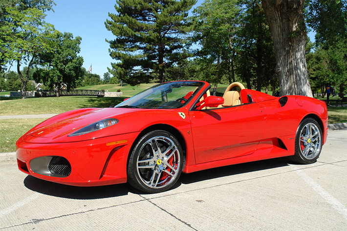 Ferrari F430 được trang bị động cơ V8, dung tích 4,3 lít, sản sinh công suất tối đa 483 mã lực và mô-men xoắn cực đại 465 Nm tại 5.250 vòng/phút. Sức mạnh động cơ được truyền tới bánh thông qua hộp số sàn 6 cấp. Nhờ trọng lượng chỉ 1.450 kg và động cơ mạnh mẽ, F430 có thể tăng tốc từ 0-100 km/h trong 3,6 giây và đạt vận tốc tối đa 300 km/h.