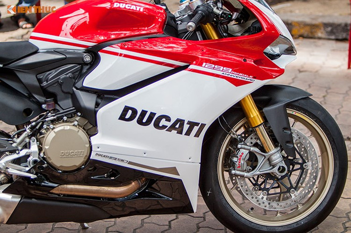 Điểm "ăn tiền" của mẫu siêu môtô 1299 Panigale S phiên bản giới hạn này so với bản thường đó là một loạt các công nghệ hỗ trợ hiện đại, chẳng hạn như ABS có thể điều chỉnh, hệ thống chống bênh đầu xe, giảm xóc Ohlins EC điều chỉnh điện tử, trợ lực tay lái hàng hiệu... 1299 Panigale S là mẫu thiết kế duy nhất trên thế giới không sử dụng khung sườn truyền thống.