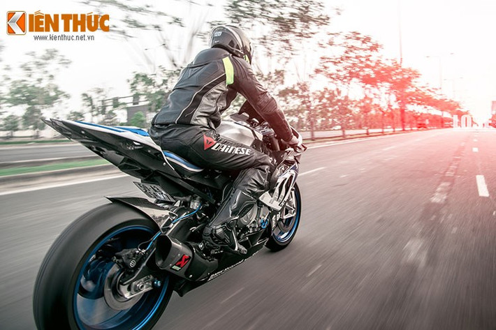 HP4 chính là một chiếc S1000RR phiên bản đường đua đã được hợp pháp hóa để có thể lưu thông trên đường phố. HP4 được trang bị tính năng Quick Shift giúp lên số không cần dùng côn và Launch Control dùng khi cần đề pa hết ga trên đường thẳng (drag race) và tối ưu hóa khả năng tốc độ của chiếc xe. Xe có 4 chế độ lái là Rain, Sport, Racer và Slick.