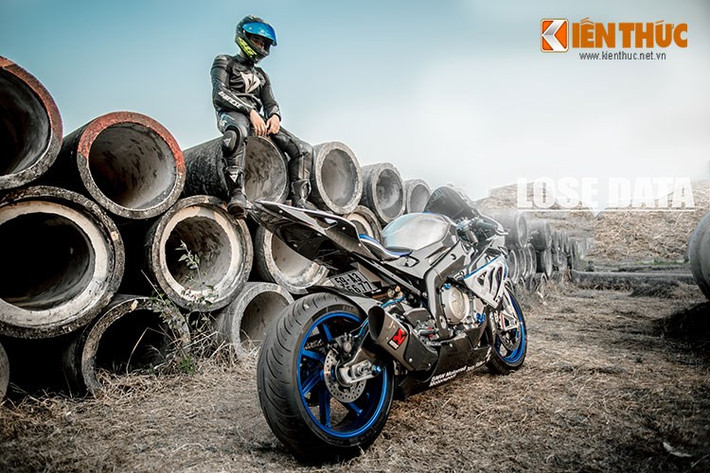 Siêu môtô BMW HP4 này thuộc sở hữu của một biker tại TP HCM. Nó được phát triển dựa trên nguyên mẫu của dòng S1000RR. Trên HP4, BMW vẫn giữ thiết kế không đối xứng truyền thống như trên các dòng môtô thể thao khác của mình. Nó có thiết kế bên ngoài không khác biệt so với "người anh em" S1000RR. Nhưng đặc biệt, siêu xe môtô này chỉ có duy nhất một phiên bản tem màu xanh dương - trắng.