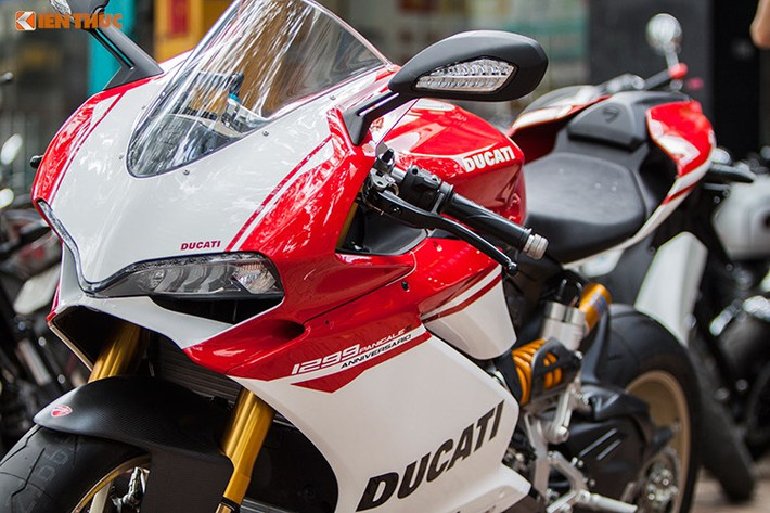 Phiên bản giới hạn của mẫu siêu môtô Ducati 1299 Panigale S được giới thiệu lần đầu tại lễ hội World Ducati Week (WDW) 2016 nhân sinh nhật lần thứ 90 của hãng xe môtô đình đám nước Ý - Ducati. Với sự xuất hiện này, nó đã thu hút nhiều sự quan tâm của giới đam mê tốc độ trên toàn thế giới và các biker tại Việt Nam cũng không ngoại lệ khi đã đặt hàng nó.