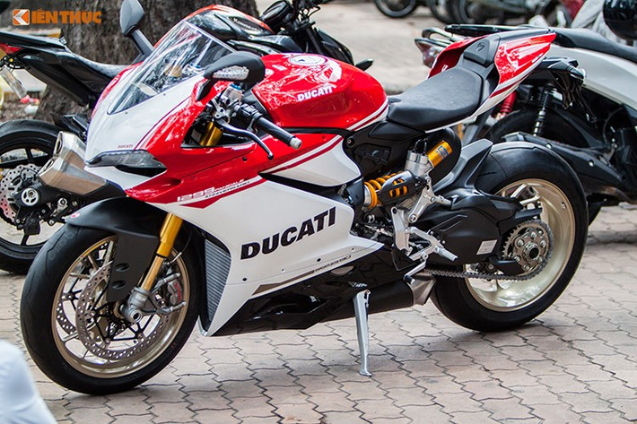 Siêu môtô Ducati 1299 Panigale S phiên bản Anniversario giới hạn chỉ 500 chiếc được sản xuất và phân phối trên toàn thế giới chính thức "cập bến" Việt Nam lần đầu tiên vào tháng 4/2017 vừa qua. Chiếc xe trong bài viết có số thứ tự 342/500 đầu tiên tại Việt Nam được một người chơi xe tại Sài Gòn đặt về theo dạng nhập khẩu không chính hãng.