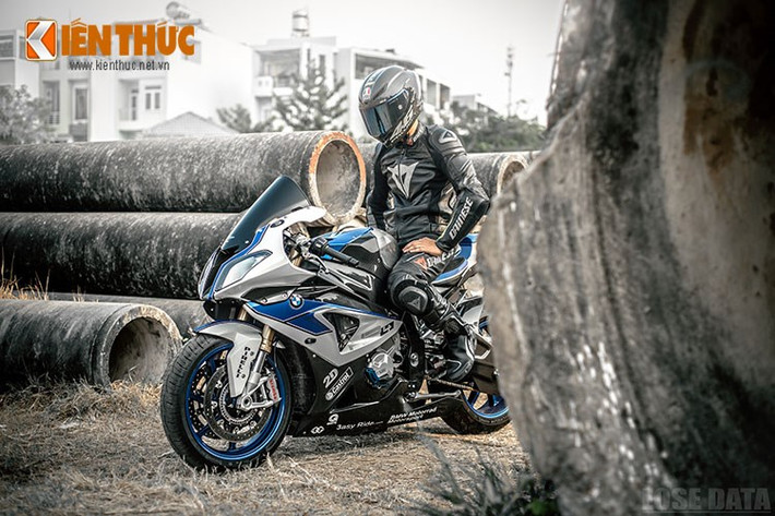 Động cơ là loại 4 xy lanh thẳng hàng nhưng không được bố trí theo kiểu boxer truyền thống của BMW. Xe có dung tích xy-lanh 1000 phân khối, công suất tối đa của chiếc HP4 đạt được là 193 mã lực, có thể tăng tốc từ 0 – 100 km/h trong 3 giây và có tốc độ tối đa hơn 300 km/h. Xe chỉ được sản xuất giới hạn trên toàn thế giới đi kèm hàng loạt đồ chơi khủng, khi về đến thị trường Việt Nam nó được định giá gần 2 tỷ đồng.