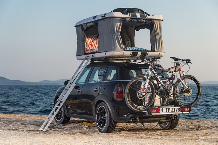 Mini Countryman 2017 được trang bị một loạt các hệ thống như cảnh báo va chạm và hỗ trợ phanh, hệ thống kiểm soát hành trình, phát hiện người đi bộ. Chưa hết, xe còn có hệ thống kiểm soát khoảng cách đỗ, camera lùi, hỗ trợ đỗ xe và màn hình hiển thị thông tin trên kính chắn gió. Xe có giá bán tại Việt Nam từ 1,499 tỷ đến 1,698 tỷ đồng tùy từng phiên bản.