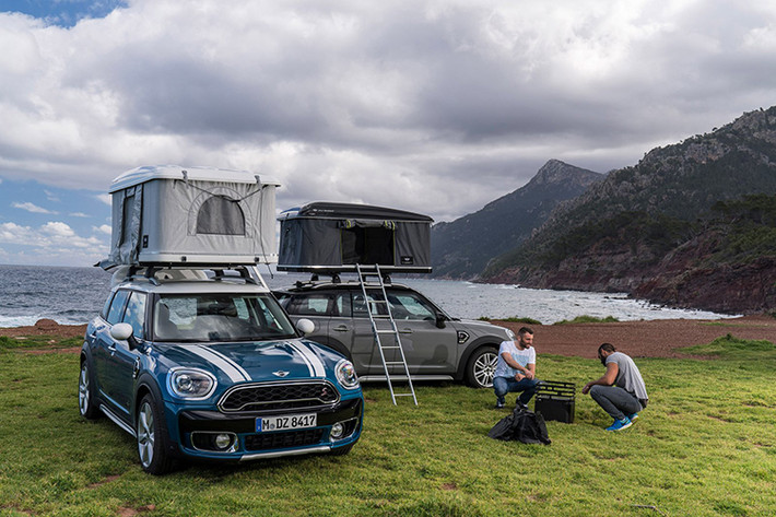Mẫu xe crossover MINI Countryman thế hệ mới 2017 sở hữu chiều dài tổng thể tăng gần 203 mm và rộng hơn 30 mm, trong khi đó, chiều dài trục cơ sở của xe dài thêm 73 mm và khoang hành lý cũng tăng lên 450 lít. So với phiên bản trước đó và giúp mẫu crossover cỡ nhỏ này trở thành chiếc MINI lớn nhất từ trước đến nay của hãng xe Anh quốc.