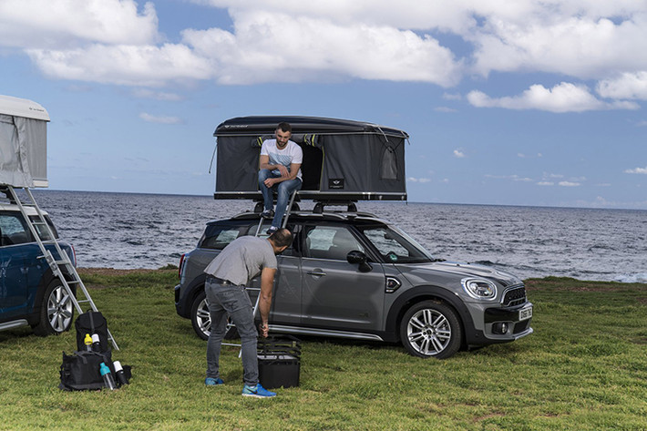 Chiếc lều dành riêng cho xe MINI crossover Countryman này có tên là AirTop, được cấu tạo từ các gọng làm bằng sợi thủy tinh trông giống như một chiếc hộp đựng hàng thông thường. Lều được gắn trên các thanh ngang của phần nóc xe và được giữ chắc chắn nhờ các kẹp bằng thép, rất dễ dàng lắp đặt mà không cần tới thiết bị chuyên dụng.