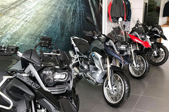 BMW R1200GSA sử dụng động cơ Boxer, dung tích xi-lanh 1170 cc,làm mát bằng dung dịch (phiên bản trước làm mát bằng dầu) , sản sinh công suất cực đại là 125 mã lực tại vòng tua máy 7700 vòng/phút. Hộp số 6 cấp độ. Xe đã được cải tiến hệ thống giảm rung giật từ động cơ, hành trình giảm xóc trước và sau dài hơn 20 mm so với bản tiêu chuẩn...