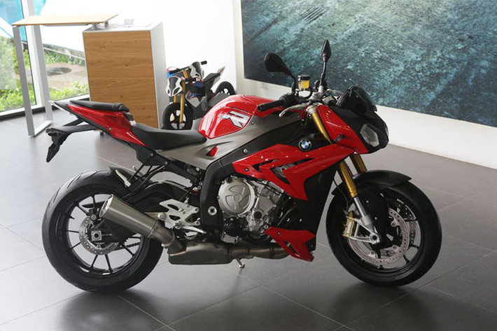 Đại diện BMW Motorrad cho biết, thời điểm hiện tại Motorrad đang hướng tới chiến lược về giá, thấp hơn so với các đơn vị nhập khẩu bên ngoài không chính hãng. Chính vì vậy mẫu giá xe môtô BMW S1000R hiện chỉ còn 469 triệu, giảm hơn 100 triệu đồng (giá trước đó 588 triệu đồng).