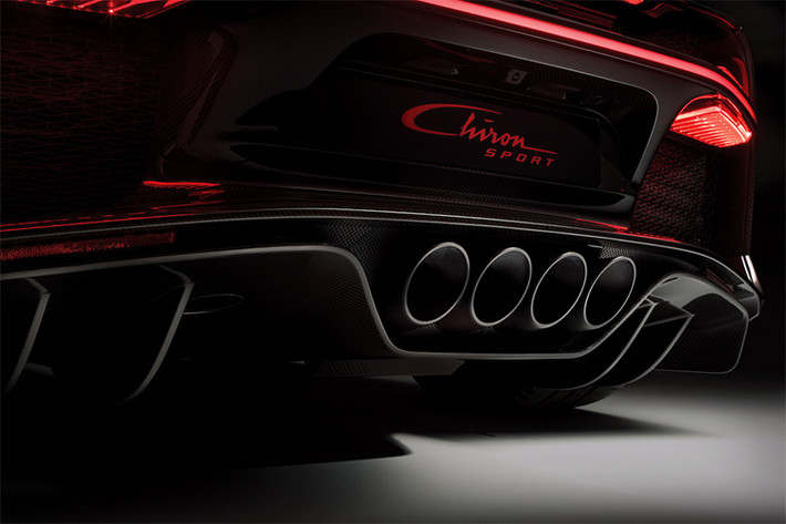 Khác với "đàn anh" Chiron bản thường từng ra mắt cách đây 2 năm, Bugatti Chiron Sport mới được thiết kế với các chi tiết ở phần đuôi mạnh mẽ hơn, đặc biệt là cản sau cùng bộ ống xả "4 nòng" lộ thiên, thay cho bộ chụp ống xả dạng kim loại sáng màu trước đây.