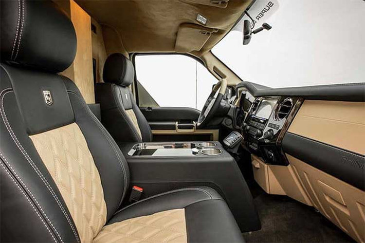 Toàn bộ cabin được bọc kín trong da cao cấp và nhung, với chất lượng hoàn thiện ngang với các dòng xe siêu sang hàng đầu Thế giới. Người ngồi ở hàng ghế sau có thể liên lạc với người lái thông qua hệ thống bộ đàm. USSV cũng đưa ra cho Rhino GX Executive một số tùy chọn như TV vệ tinh hay cửa sổ trời.