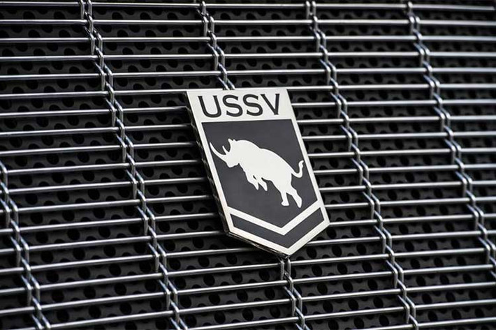 Mặc dù là một mẫu xe SUV hạng sang nhưng khá lạ khi USSV không đưa ra cho khách hàng nhiều lựa chọn cá nhân hóa. Chiếc xe chỉ có 3 màu là đen, kem và xanh. Tương tự, nội thất của chiếc xe cũng chỉ có lựa chọn là màu đen hoặc đen kết hợp với đỏ/kem.