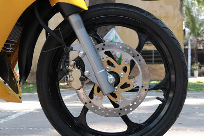 Được tung ra lần đầu ở Malaysia vào khoảng năm 2006-2007 với tên gọi Z125 nhưng tới năm 2008-2009, phiên bản mâm đúc của chiếc xe mới được đổi tên thành 125 ZR cho đến ngày nay. Xe sở hữu phuộc trước dạng ống lồng, sau monoshock kèm phanh đĩa đơncho cả hai bánh.