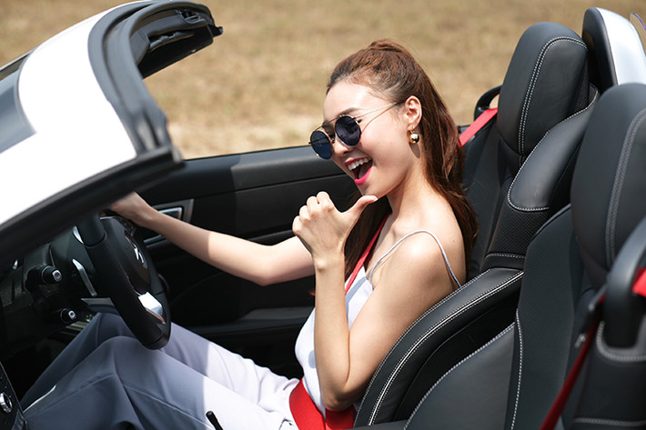 Mui trần SLC 43 AMG cũng được Mercedes-Benz trang bị sẵn cặp ghế thể thao ôm hông hơn, được bọc trong da cao cấp với 2 tông màu đen - đỏ đầy kích thích. Trong khi đó, các chi tiết ốp trong xe được làm giả carbon với những đường vân nổi tạo vẻ mạnh mẽ cho chiếc xe.