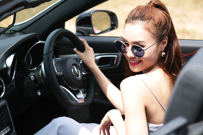 Điểm phân biệt SLC 43 AMG với các bản SLC khác đó là cặp ống xả kép nằm đối xứng dưới cản sau. Ngoài ra, bên trong khoang lái, hãng xe Mercedes-Benz đã trang bị cho xe vô-lăng thể thao mới, bảng đồng hồ có thiết kế sửa đổi, hệ thống thông tin giải trí COMAND thế hệ mới nhất cùng những tùy chọn màu da và ốp nội thất mới.