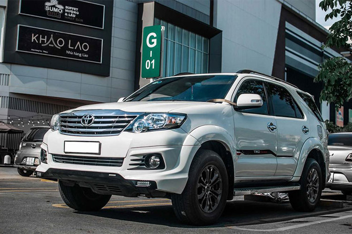 Toyota Fortuner TRD Sportivo 2017 được trang bị khối động cơ diesel 4 xy-lanh, dung tích 2,8 lít với công suất tối đa 177 mã lực và mô-men xoắn cực đại 450 Nm. Sức mạnh được truyền tới bánh thông qua hộp số tự động 6 cấp tiêu chuẩn. Mức giá phiên bản mới nhất của mẫu xe này tại Việt Nam khoảng hơn 1 tỷ đồng.