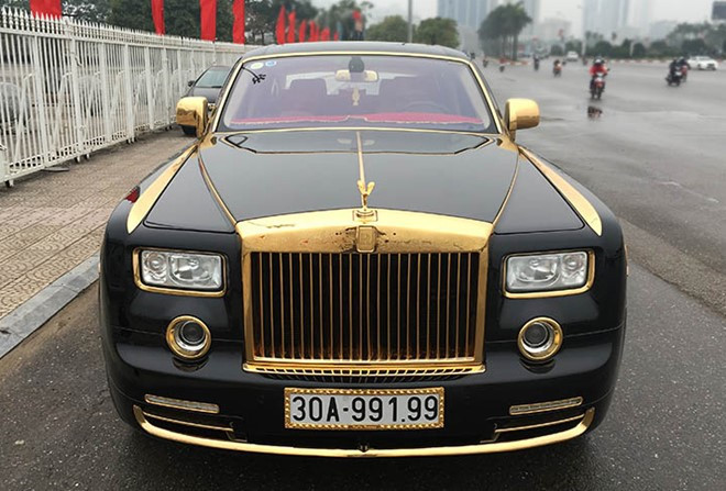 Đặc biệt ở một số chi tiết của chiếc xe như tay nắm khoang hành lý còn được "chạm trổ" họa tiết hình rồng cầu kỳ.