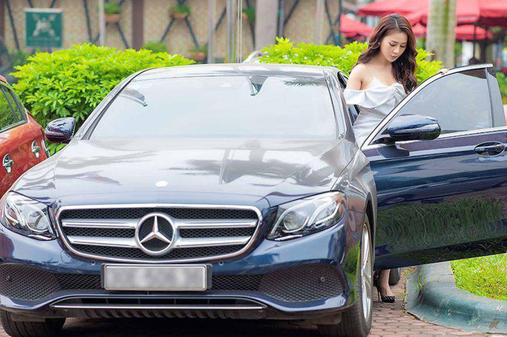 Diễn viên Phương Oanh đang nổi như cồn với vai diễn “Quỳnh búp bê” trong bộ phim cùng tên bất ngờ bị bắt gặp lái xe sang Mercedes-Benz E250 có giá khi mua gần 2,5 tỷ đồng đi dự sự kiện tại một khách sạn 5 sao. Đây là lần hiếm hoi người đẹp sinh năm 1989 khoe ôtô.