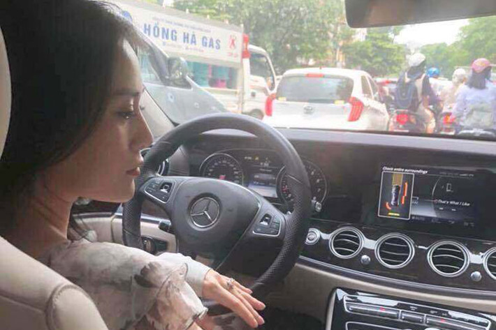 Kích thước của Mercedes-Benz E250 2017 cũng đạt mức 4.923 x 1.852 x 1.474 mm (DxRxC) cùng trục cơ sở dài 2.939 mm. Đuôi xe với cụm đèn LED đơn mảnh với thiết kế cánh hạc đặc trưng của các mẫu saloon Mercedes-Benz. Cụm ống xả hai bên thiết kế mạnh mẽ cùng viền cản xe phía sau được mạ crom.