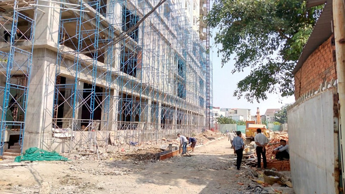 Mãi đến đầu năm 2016, chủ đầu tư mới phát giấy báo dân đến ở dù chưa hoàn thành công trình. “Tôi ký biên bản nhận nhà và vào ở dù biết chủ đầu tư chưa hoàn thiện, riêng PCCC chưa nghiệm thu” - anh Đ., một cư dân ở đây, chia sẻ với tuổi trẻ. Ảnh: diaocvang.net.
